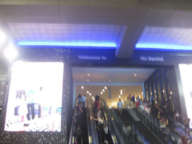 ネットの情報でNUセントラルでTouch 'n Go カードが買えることがわかったので行ってみました。自動販売機で買おうとしたけど発売中止でした。仕方なく整理券取って窓口で購入しました。カード払い戻しできないことやいろいろ聞かれました。カード代金はMYR10.60です。