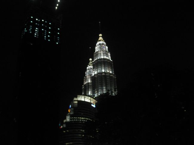 徒歩でKLCCに行ってみました。10分くらいだっと思う。