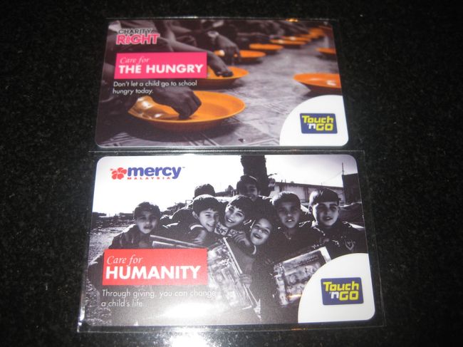 購入したTouch 'n Go カードです。デザインが選べずあまりいい感じがしないカードデザイン。電車、バスで少しだけ割引ありました。僕はこういうカード類が好きなので自分のお土産として持って帰ります。チャージ額はMYR30.00でした。