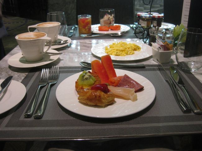 あまり食べたらいけないと思ったけど、これだけ取りました。<br />たまごはスクランブルエッグにしてみました。