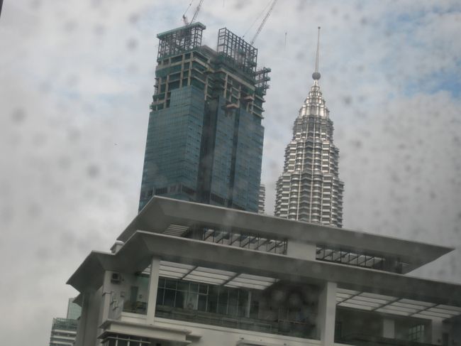 ホテルの部屋は30階でした。部屋からはペトロナスツインタワーの上だけみれます。
