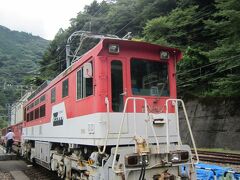 アプト式の電気機関車。アプト式の区間だけ連結する。
アプトいちしろ駅で連結作業を見ることができる。