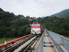 いよいよ奥大井湖上駅に到着。
列車は接阻峡温泉から井川まで行く。
列車のワキの狭い道を通って、向こう岸に見える緑に覆われた崖まで行く。そこからは128段の階段が待っている。