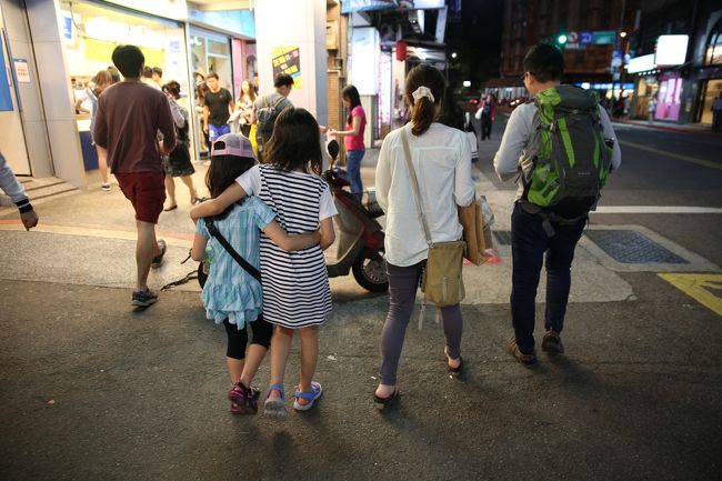 屋台で豆腐花食べて、パイナップルケーキ店行って、歴史的建物があれば解説してくれて、プラプラ... しているように見えて、全て彼氏さんのアンダーコントロール(笑)<br /><br />嬉しいけど、私も子供達も足がもう棒のよう... <br />Weiちゃんもギブ気味(--;)<br /><br />短い時間だったけど、充実した観光になりました。ありがとうねー!