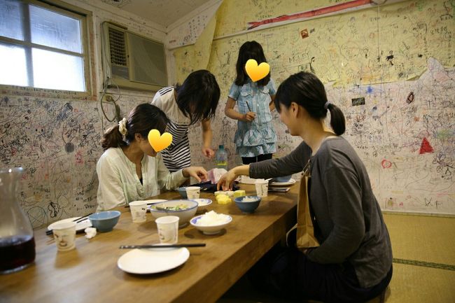 隠れ家的なお店で晩御飯。<br /><br />人生初ピータン... だ、だめだ砂糖を入れ忘れた生臭い寒天のよう... (--;)<br /><br />壁に落書き出来るので、子供達は楽しんでました。