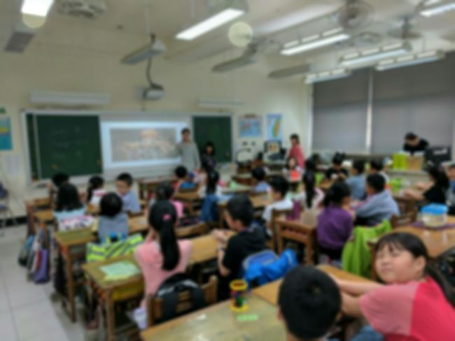 5日目、今回の旅の大ミッション!<br /><br />英語読み聞かせボランティアの女性から機会を頂き、私達は福岡の炭鉱の歴史を紹介し、最後に皆で炭鉱節を踊ろうと計画。<br /><br />子供達はアパートメントから浴衣で出発。<br /><br />どしゃ降りの中、バス１本見逃して焦ったけど、なんとか朝の会の時間までに辿り着いた〜<br />ホッ。　<br /><br />コツコツ準備してきたパワポで、日本の盆踊りと夏祭りの話を混ぜつつ、炭鉱で沢山の人が命を落とした事などを私が話し、ボランティアの方が中国語で同時通訳。<br /><br />日本でもプレゼンとかやったことないし、パワポ作成も操作も初めての経験なので、間違ってペンタッチしちゃったりして... <br /><br />話とスライド合ってない(笑)<br /><br />長女はビビって教室の端に逃げてるし(°Д°)