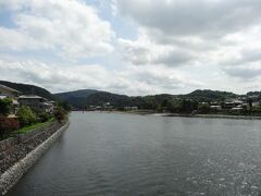 宇治橋から宇治川を眺めて。

これからあの遠くに見える山を越えてのポタリングスタート！