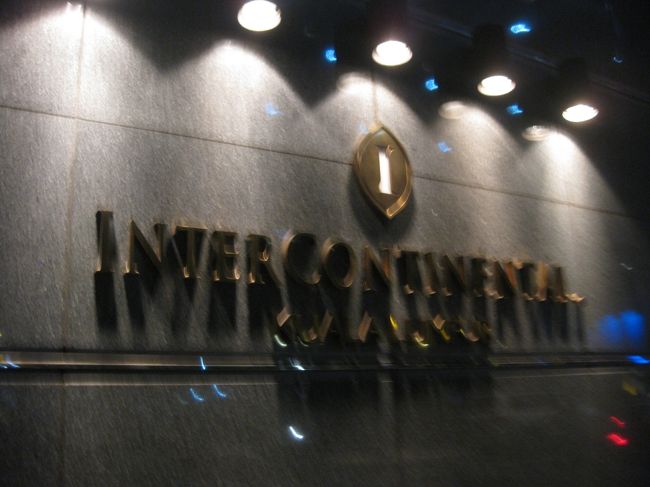 20時20分にホテルに到着しました。<br />チェックインはクラブラウンジでしました。<br />クラブフロアで予約したのでアップグレードはスイートルームなんだけど、部屋の空きが無かったようです。代りにセリーナのディナービュッフェに招待しますとのこと。残念だけどOKしました。