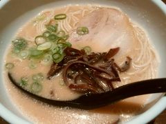 移動して、〆のラーメン。
福岡初ラーメン。