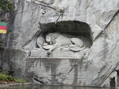 岩に掘られたライオン像があります。