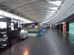 チューリッヒ空港は新しく改装されたようで、広々としています。