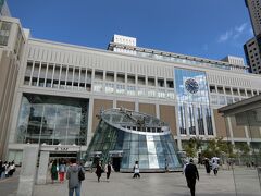 JRで札幌駅に向かいました

快速エアポートで30分ぐらいでした

さすがに札幌駅　人が多かったです
