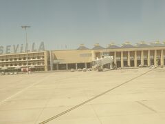 スペインのセビリア空港に着陸しました。チューリッヒは気温15℃でしたが、セビリアは36℃もあって暑そうです。
