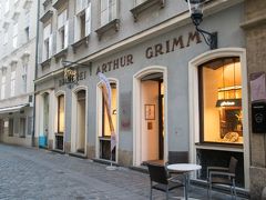 有名なパン屋さんのグリム。
もうこの時間営業していた。

となりにはウィーン名物のターフェルシュピッツで有名なRestaurant Ofenlochがある