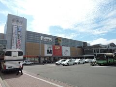秋田空港からはリムジンバスに乗り、秋田駅にやってきました。
いい天気です。