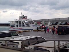 本島の港これに乗って島に行きます。