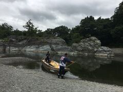 階段降りてすぐの川岸に、ライン下りの乗り場があります。9時半くらいだとほとんど並んでおらず、予約したファストパスの意味もなくすぐ乗船(笑)