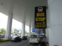 空港からは、路線バスで市内へ向かいます。
出口を出て左奥へ。途中タクシーに勧誘されますが、無視して、この86番乗り場で国内線ターミナル（Ｔ１）から来るバスを待ちます。

私たちの旅行は、一つでも自分たちでチャレンジしてみることにコンセプトを置いています。
ただタクシーを使うとかではなくて、今回は街まで路線バスを利用することにしました。