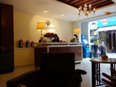 バスターミナルからホテルまでは、徒歩約10～15分ほどの道のり
ベトナムにやって来た感漂う街を見ながら歩きました。

15:00
ホテルは　旧市街にある　「Essence Hanoi Hotel」 
