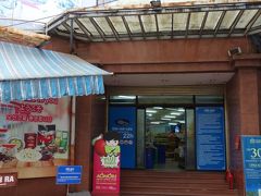 ホアンキエム湖の西側にあるスーパー（インディメックス）
ここで、お土産（ばらまき菓子、ベトナム茶、ベトナムのお酒、調味料など）も買えます。
クレジット（ＪＣＢは不可）も使えます。