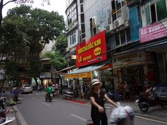 お腹が空いたので早めの夕食
ブンチャーのお店　“ダック　キム”