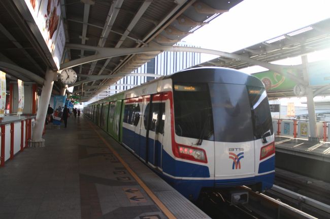 翌朝は6時に起きて，<br />bts１日券でバンコク町めぐり。もちろん連れ合いはまだ寝ています。