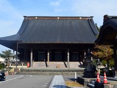 まず、案内所から目と鼻の先にある安養寺へ。
こちらは平安時代後期からある古刹で、本堂は圧倒されるぐらい大きな建物でした。

しかし残念ながら、訪れた時間帯は法要が行われており、中には入れず。