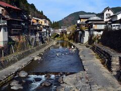 宗祇水のすぐ脇を小駄良川という川が流れています。

この川は写真の南側の場所で吉田川に合流し、さらに東海北陸道の郡上ＩＣのあたりで長良川へ合流します。