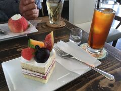 今治からしまなみ海道ドライブ。
伯方島のPatisserie T's Cafe 玉屋で休憩。
パフェが食べたかったけど
時間帯が×だったのでケーキ。
目の前が海で眺めがよかった。