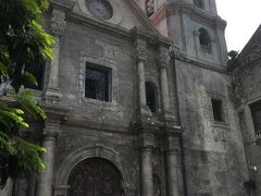 歩いて南下し、フィリピン最古の石造の世界遺産サンオウガスチン教会へ。
残念ながら閉鎖されており、中に入れず。