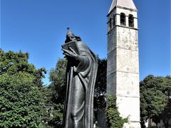 グルグールの像
金の門前に立ってます。
巨大です！

目が回りそうな名前ですが、左足の親指に触ると幸運が訪れると言われている。
親指だけ金ぴか！

10世紀の司教でスラブ語の保護に努めたクロアチアの英雄だそうです。
