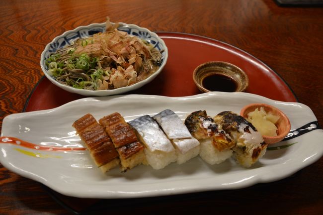 お蕎麦も名物だと言うので、鯖寿司付きセットを注文。