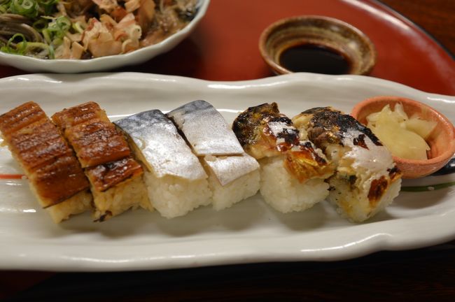 お寿司は押し寿司、鯖寿司、焼き鯖寿司を好きな量で組合せられるんだけど、やはり鯖が間違いなかった～<br />くーも的には全部、焼き鯖寿司か鯖寿司にすれば良かったと思うほど。<br />そばは、モソモソして固いです。信州そばとは全く違います。