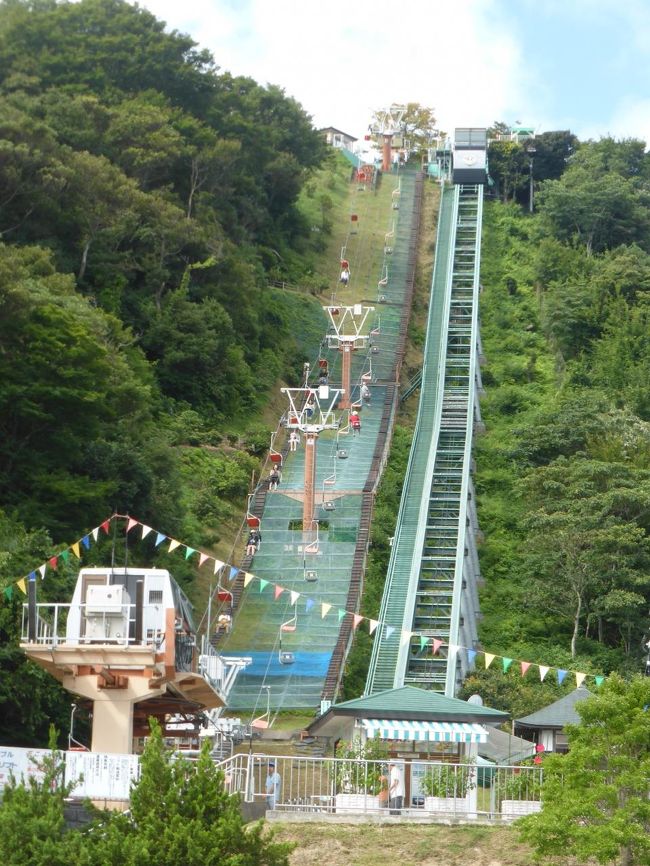 レインボーラインの山頂公園には、リフトかロープウェイで上がります。<br />リフト、かなり急勾配で怖い！！