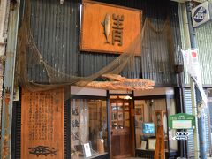 鯖街道資料館を訪問。
「京は遠ても十八里」と言うように、朝獲れの鯖に塩をふって、一昼夜かけて京都に運んだ歴史が残ってます。