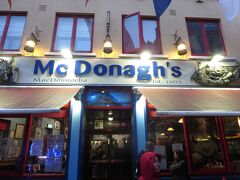 喉を潤した後は、腹ごしらえにFish and Chipsの大人気店　Mc Donagh'sへ。