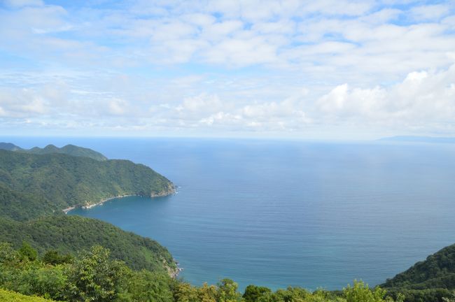 やはり頂上に上がると天気が悪いながらも展望は良し。<br />こちらは日本海。