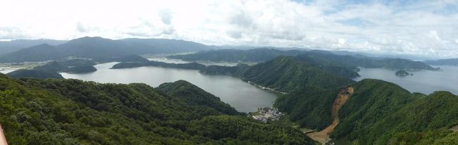 右が日本海で、中央のが湖。色が違います。<br />本来なら5色の色が楽しめるのに残念な天気やわー。<br />10年以上前に行った時は黄昏時で、夕日色に少し染まり絶景でした。願わくばあの時の景色をもう一度見たかったです。