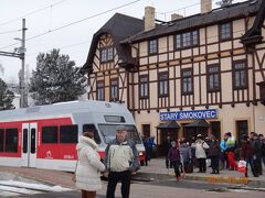 山岳鉄道の乗換駅。
待望のタトリ山脈が目の前に。
