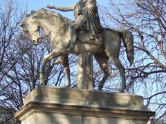 ヴォージュ広場 、ルイ13世の騎馬像

次は、マレ地区へ来たことがなかったので来てみました♪