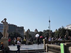 カタルーニャ広場に集まるマスコミ。
カタルーニャ広場前にあるエアポートバス発着場は変更になっていた。
