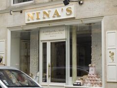 お茶がしたくて近くのNINA’S（ニナス）へ。

ここはヴェルサイユ宮殿の王の菜園で栽培されたリンゴやバラを使ったフレーバーティーがいただけるんです♪

が、あいにくお休みでした…(；ω；)