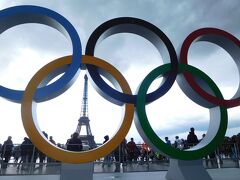 さて、メトロに乗ってシャイヨー宮に移動して来ました(=´∀｀)人(´∀｀=)

いつもならすぐに見えるエッフェル塔を遮る５つの輪。。。

この日は、２０２４年のオリンピックがパリ開催に決まった数日後だったのです！
 
って、数日でこんなもの作ったの！？