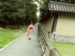 京都御所の外堀を歩いています。
誰もいないので　昔の町娘が歩いている
感じですね。