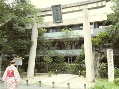 梨木神社とある鳥居の向こう側はマンションです。
グーグル航空写真で見ると　どうやらこの鳥居と
お社の間にできたマンションのようです。
ということは　ここはもともと一の鳥居で　神社の
入口だったのでしょうね。
