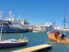【 Victoria Wharf Shopping Centre/Cape Town】

おっと、観光用の「海賊船」....これ、すっげぇ～揺れるんだよねぇ～