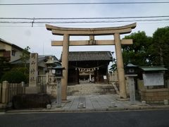 鳥居が目に入ったので向かってみると宇喜多家の守護神とされた岡山神社でした。

奥の門は岡山空襲にも焼け残った江戸時代のものだそうです。