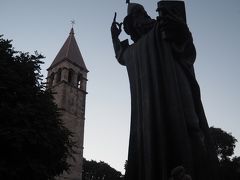 その隣の【グルグール・ニンスキの像】。
グルグールは、10世紀にクロアチアのラテン語化に抵抗し、スラヴ語の保護に貢献したという司教です。