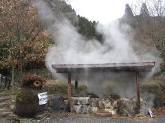 今回お世話になったのは、はげの湯温泉の「やすらぎの宿　まつや」。

出入り口正面には地獄がモクモク。
ここで夕飯の地獄蒸しが作られてるとか。