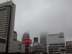 仙台駅前も雨に煙っています。

日本海側は、幸いにして晴れの予報なので期待して出発しましょう。